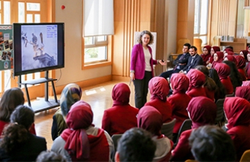 Prof. Dr. M. Bilge Demirköz NUN Okullarındaydı